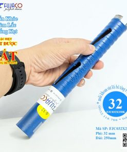 trên tay mũi khoan rút lõi khô 32x250 mm khoét lỗ tường bê tông